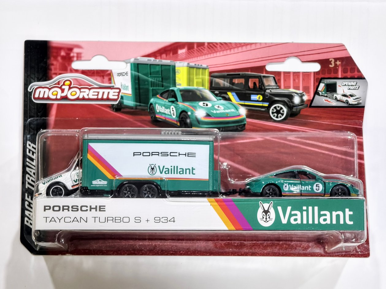 Porsche Team Transport Taycan Turbo S + 934 Race Trailer