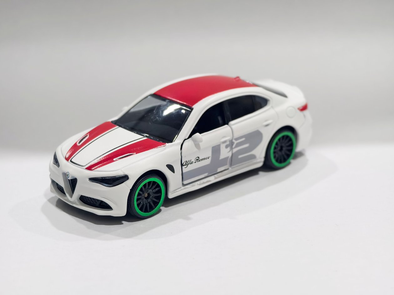 Alfa Romeo Giulia White Loose